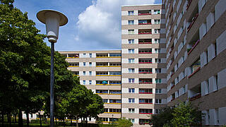 Außenaufnahme zeigt die Hofseite der Hochhäuser mit den unterschiedlichen Farbbändern an den Balkonen der Häuser im Dannenwalder Weg.