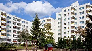 Hofseitige Aufnahme vom Spielplatz aus mit Blick auf die unterschiedlich hohen Häuser im Eichhorster Weg.