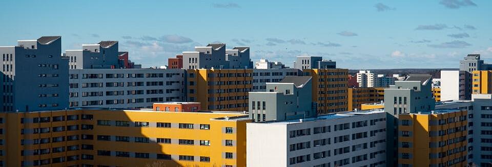 Außenaufnahme zeigt ein Panorama der für das Märkische Viertel typischen Hochhausbauten.