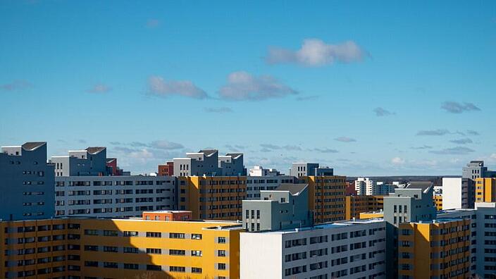 Außenaufnahme zeigt ein Panorama der für das Märkische Viertel typischen Hochhausbauten.