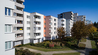 Die verschiedenfarbigen Häuserfassaden des Wilhelmsruher Damm 187 bis 215, hofseitig aufgenommen.